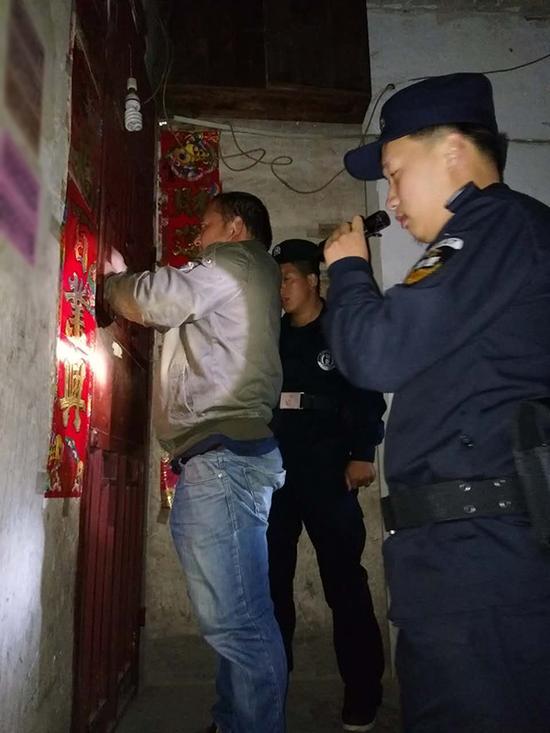 凉山粗心妈妈误将幼女锁家中 民警全城寻开锁师傅开门